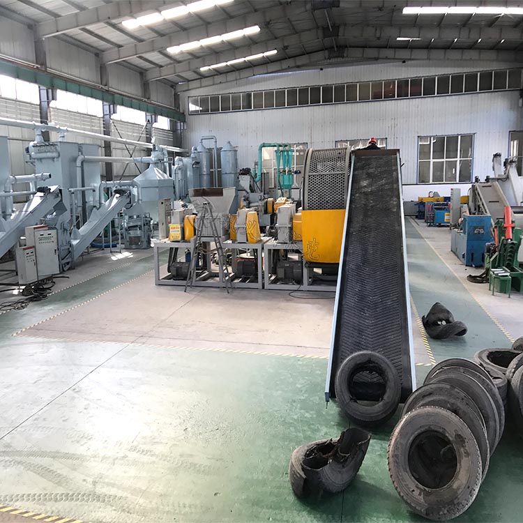 廢舊輪胎處理設(shè)備現(xiàn)場(chǎng)圖1.jpg